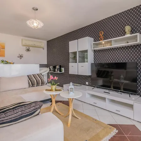Oliver Apartment *